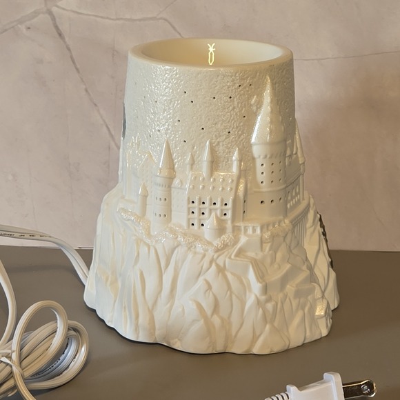 New in box. Scentsy Harry Potter Christmas at Hogwarts Full Size Wax warmer,